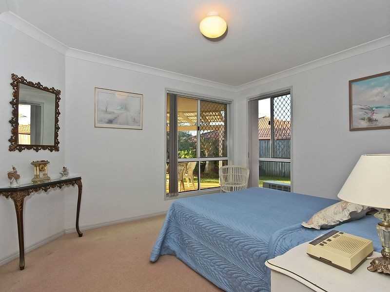 8 Sugarleaf Court, Burleigh Waters QLD 4220