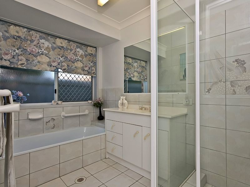 8 Sugarleaf Court, Burleigh Waters QLD 4220