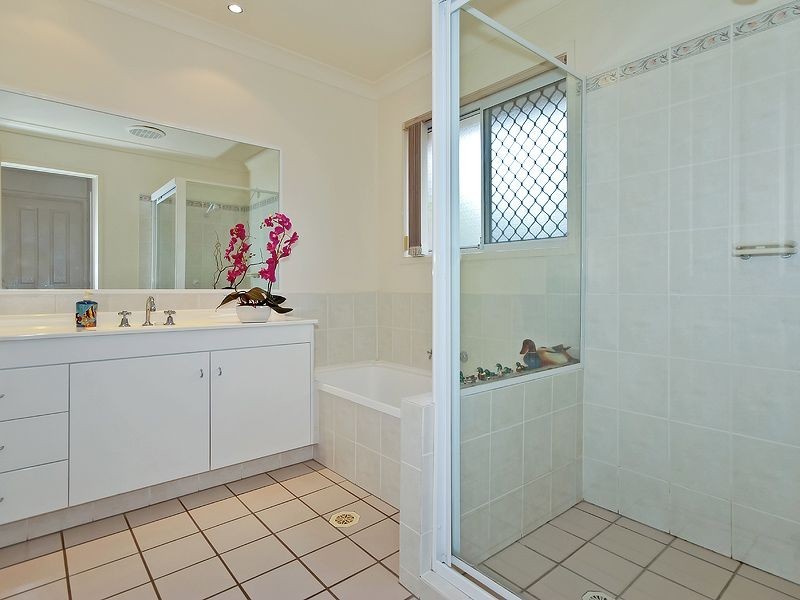 6 Redwing Court, Burleigh Waters QLD 4220