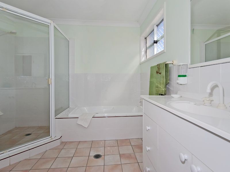 136 Dunlin Drive, Burleigh Waters QLD 4220