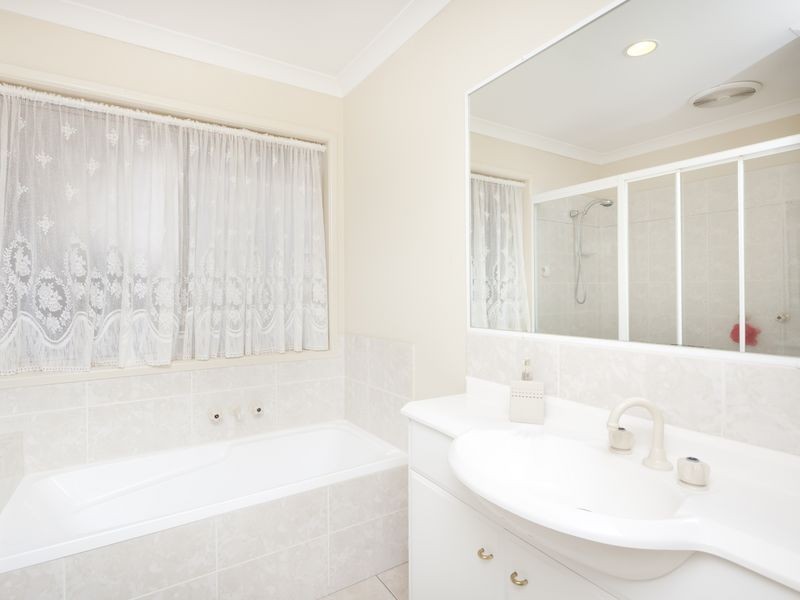 1 Gardendale Crescent, Burleigh Waters QLD 4220
