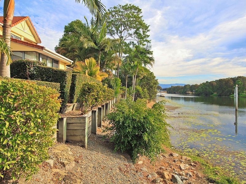 Middleton Santa Cruz Boulevarde, Clear Island Waters QLD 4226