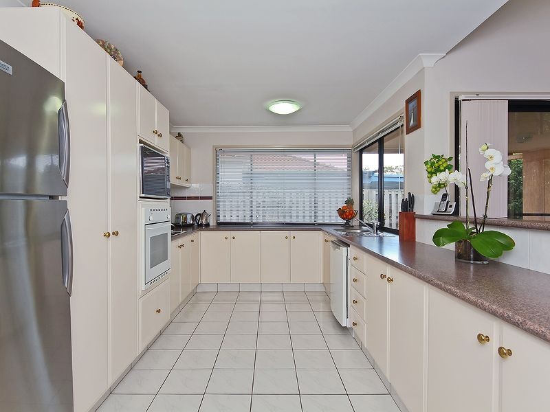 6 Lakes Cct, Burleigh Waters QLD 4220