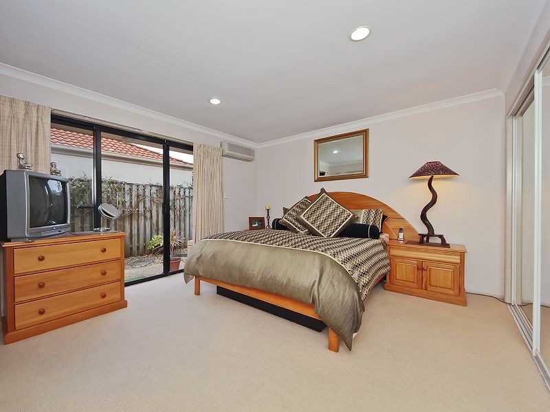 6 Lakes Cct, Burleigh Waters QLD 4220