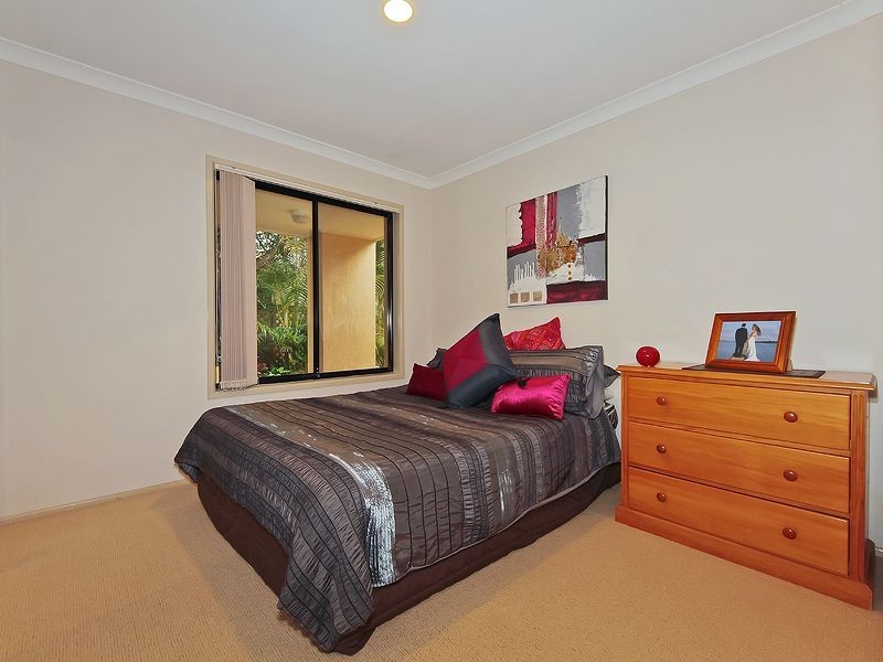 6 Lakes Cct, Burleigh Waters QLD 4220