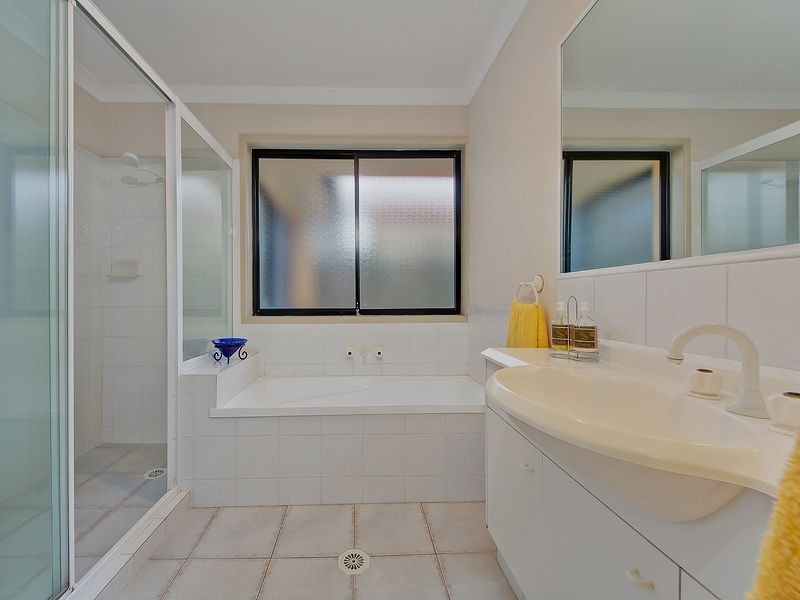 6 Lakes Cct, Burleigh Waters QLD 4220