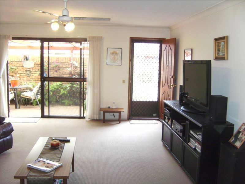2/4 Redleaf Court, Burleigh Waters QLD 4220