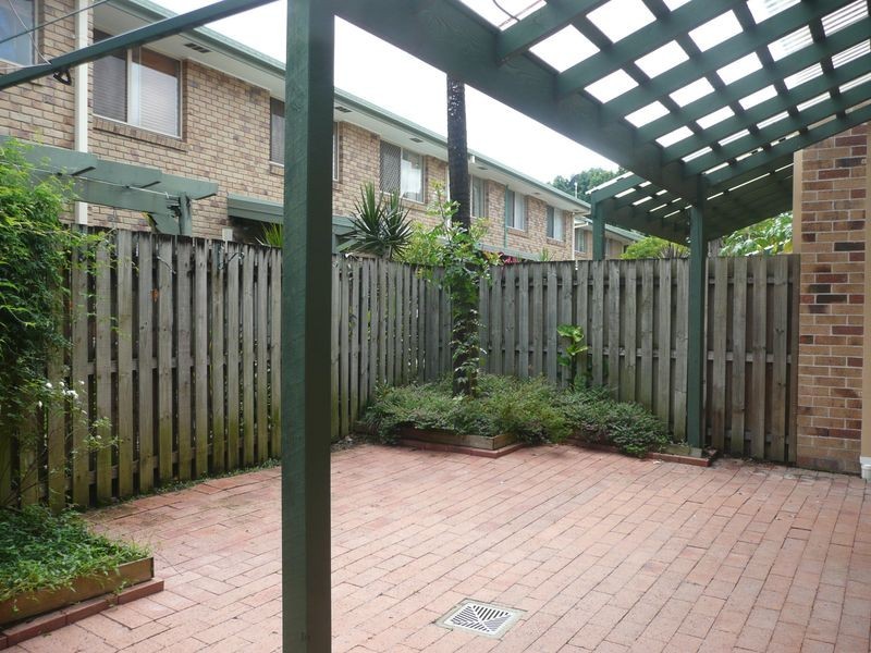 2/18 Bottlewood Court, Burleigh Waters QLD 4220