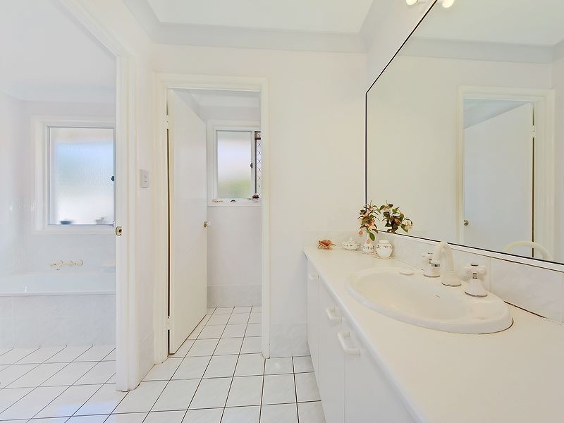 14 Bon Aire Court, Clear Island Waters QLD 4226