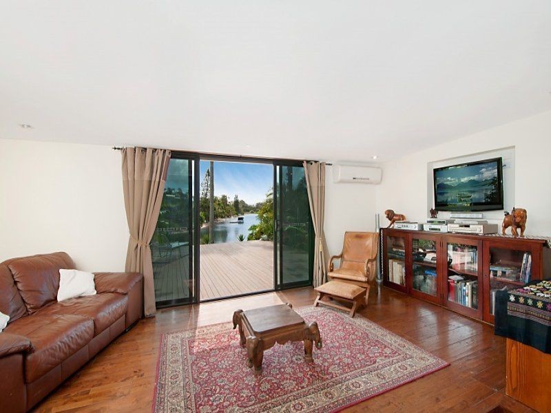 52 Alec Avenue, Mermaid Waters QLD 4218