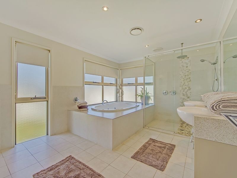 2 Giardino Lane, Varsity Lakes QLD 4227