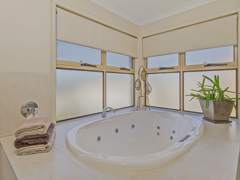 2 Giardino Lane, Varsity Lakes QLD 4227