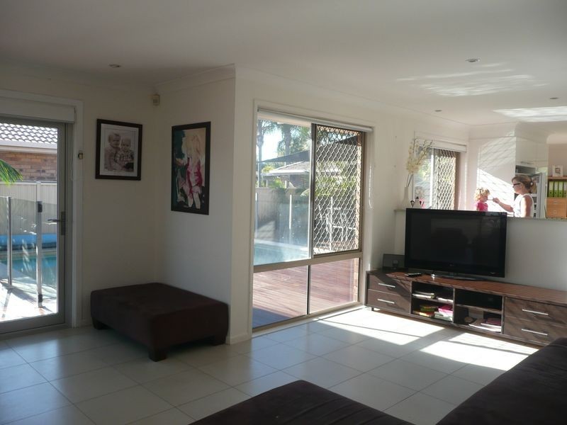 8 Cuckoo Cr, Burleigh Waters QLD 4220