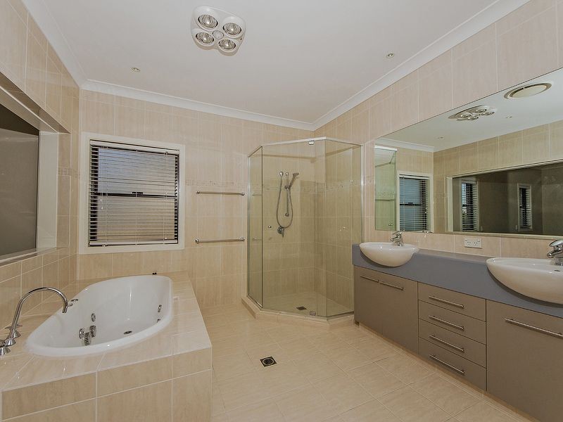 5 St Pauls Crescent, Varsity Lakes QLD 4227