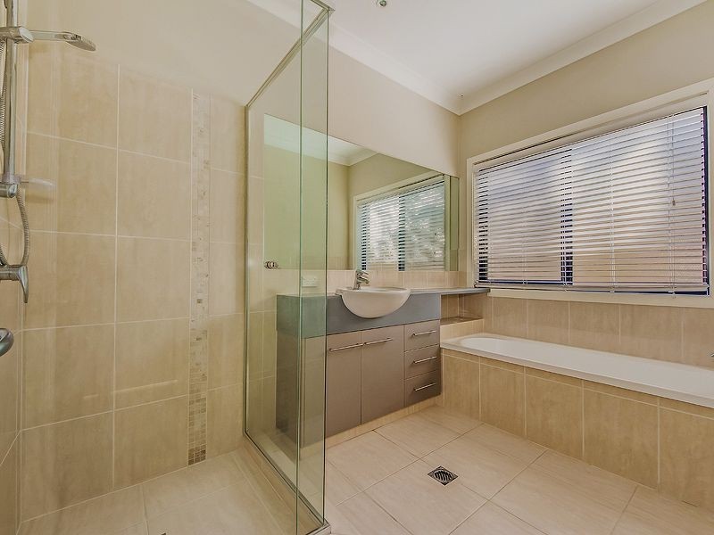 5 St Pauls Crescent, Varsity Lakes QLD 4227