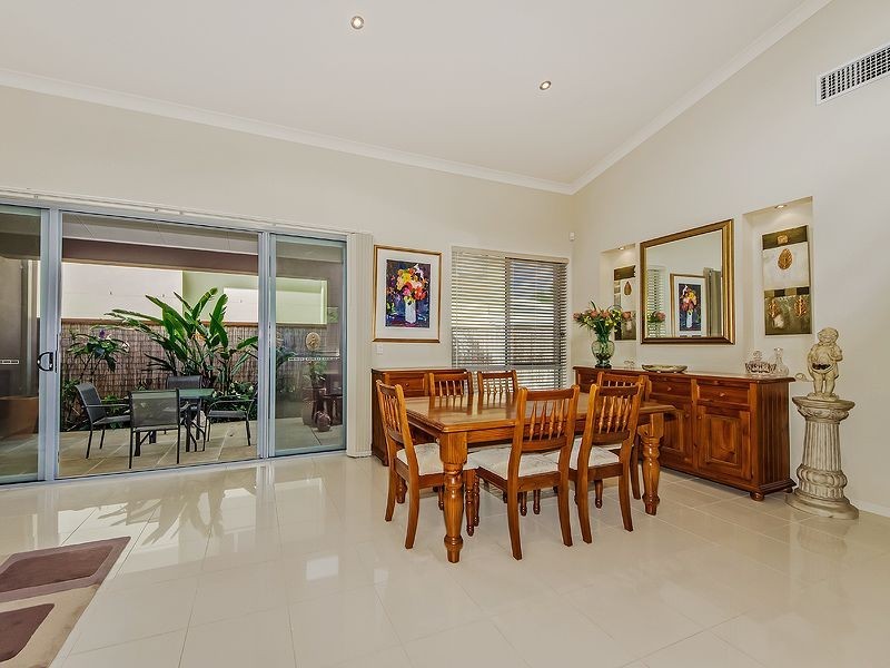 8 Menton Avenue, Varsity Lakes QLD 4227