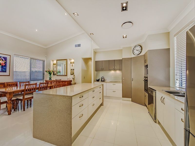 8 Menton Avenue, Varsity Lakes QLD 4227