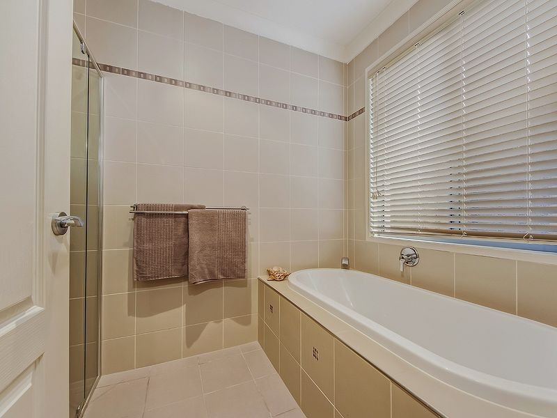 8 Menton Avenue, Varsity Lakes QLD 4227