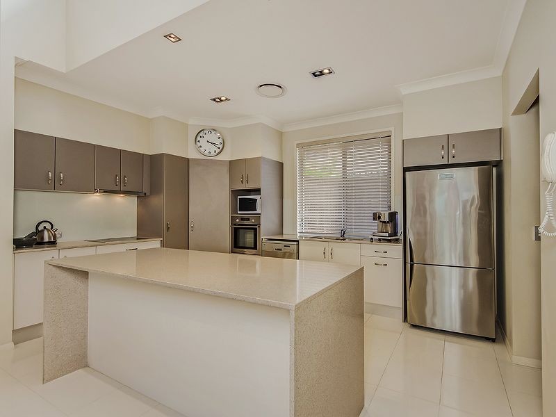 8 Menton Avenue, Varsity Lakes QLD 4227