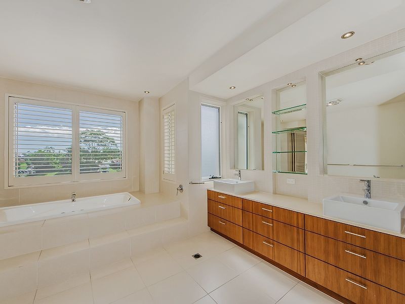 8 Braemer Court, Benowa Waters QLD 4217