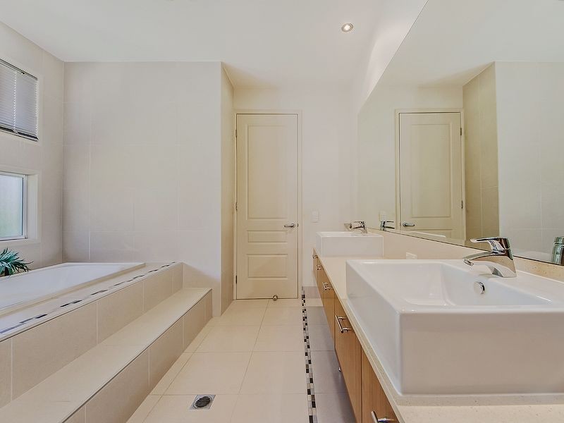 8 Braemer Court, Benowa Waters QLD 4217