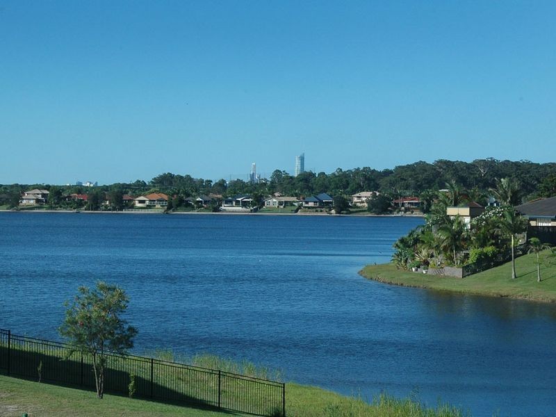 5/2 Cassowary Dr, Burleigh Waters QLD 4220