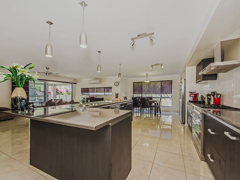 16 Hawkesbury Avenue, Pacific Pines QLD 4211