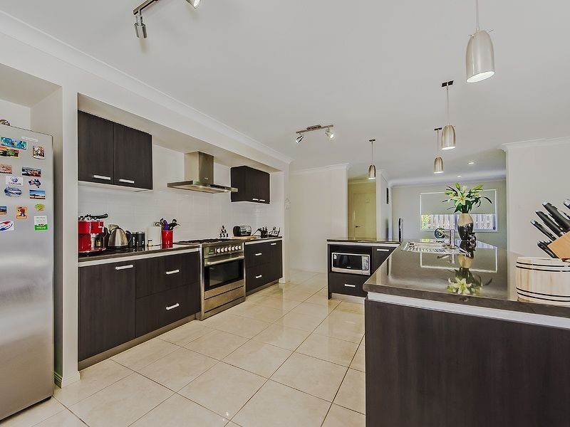 16 Hawkesbury Avenue, Pacific Pines QLD 4211