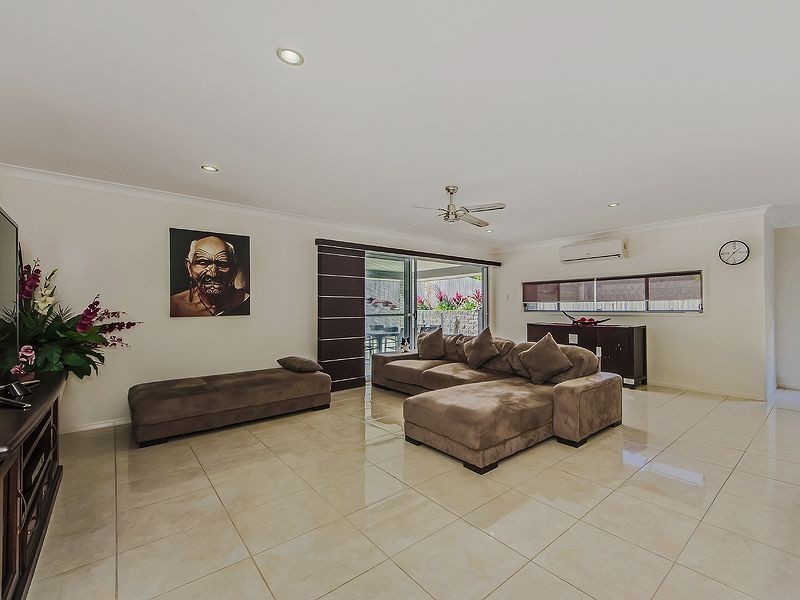 16 Hawkesbury Avenue, Pacific Pines QLD 4211
