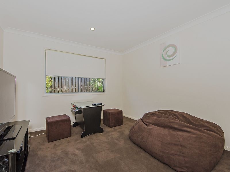 16 Hawkesbury Avenue, Pacific Pines QLD 4211