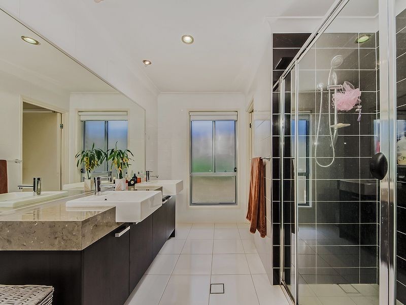 16 Hawkesbury Avenue, Pacific Pines QLD 4211