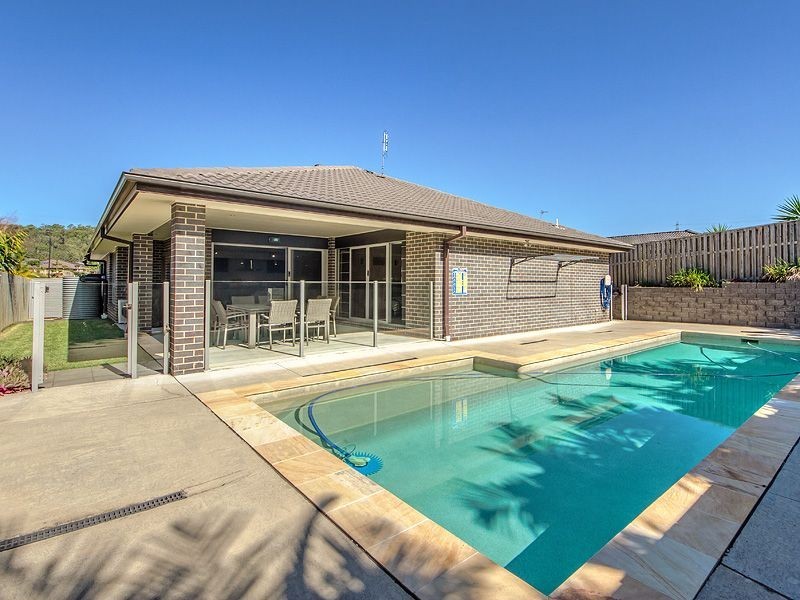 16 Hawkesbury Avenue, Pacific Pines QLD 4211