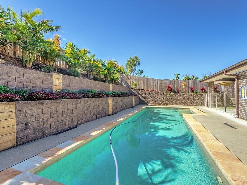 16 Hawkesbury Avenue, Pacific Pines QLD 4211