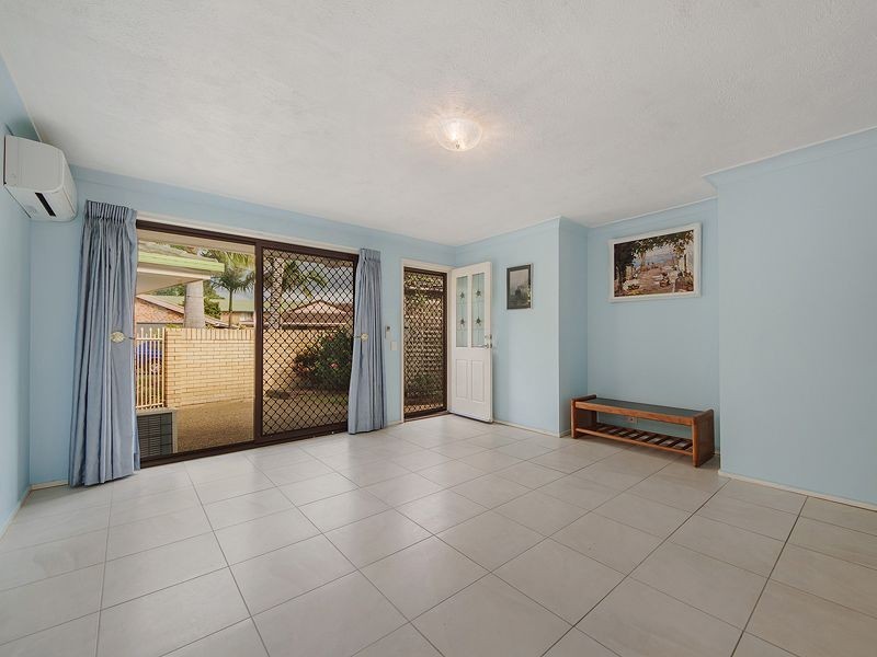 1/4 Flora Cl, Burleigh Waters QLD 4220