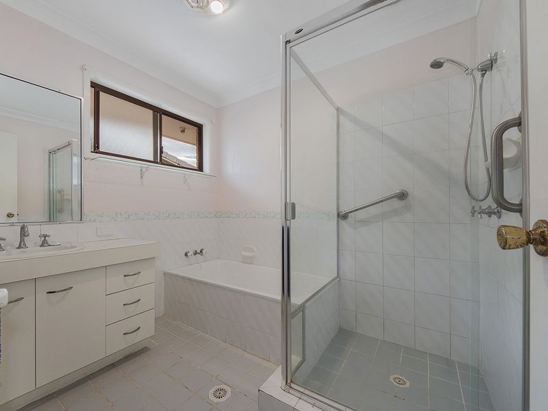 1/4 Flora Cl, Burleigh Waters QLD 4220