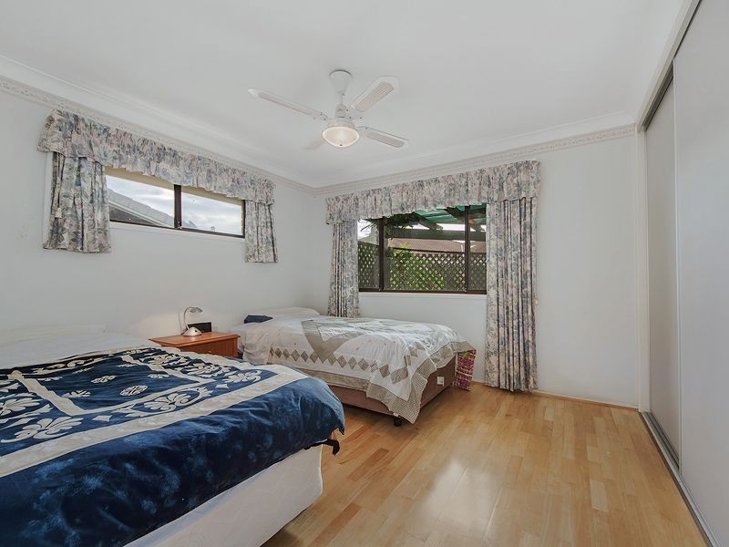 1/4 Flora Cl, Burleigh Waters QLD 4220