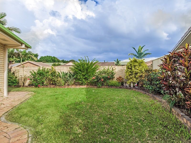 1/4 Flora Cl, Burleigh Waters QLD 4220