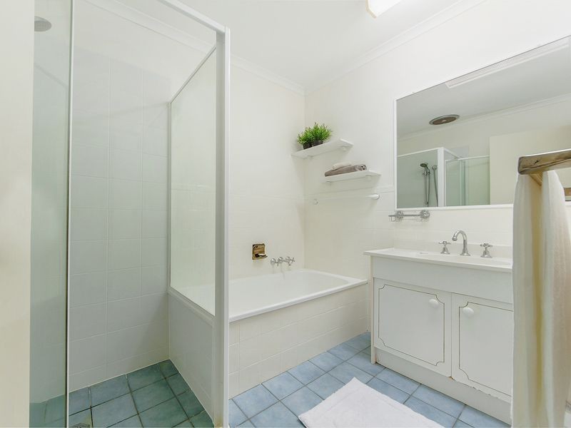 2/8 Wagtail Ct, Burleigh Waters QLD 4220