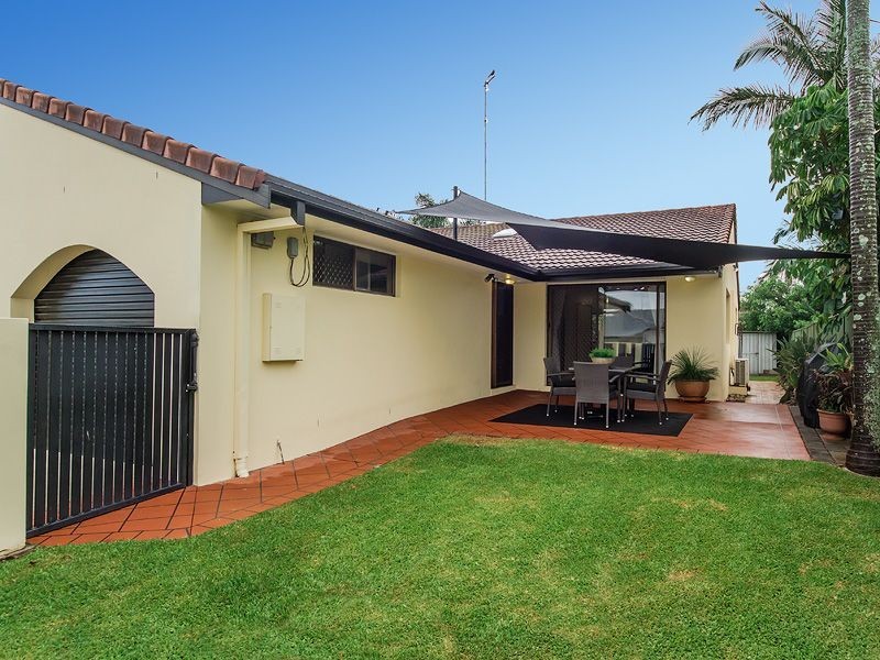 2/8 Wagtail Ct, Burleigh Waters QLD 4220