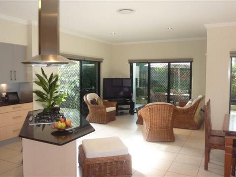1/5 Sandown Avenue, Bundall QLD 4217