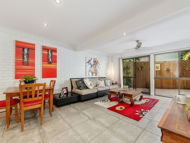 2/11 Orvieto Avenue, Mermaid Waters QLD 4218