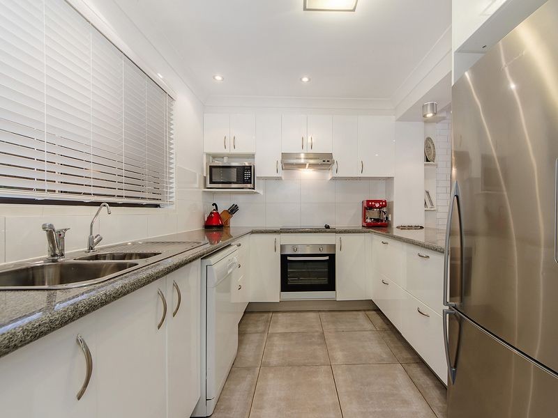 2/11 Orvieto Avenue, Mermaid Waters QLD 4218