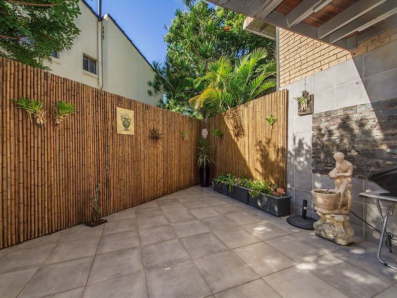 2/11 Orvieto Avenue, Mermaid Waters QLD 4218