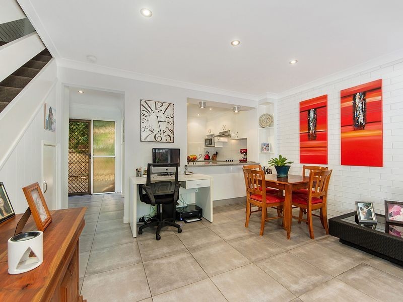 2/11 Orvieto Avenue, Mermaid Waters QLD 4218