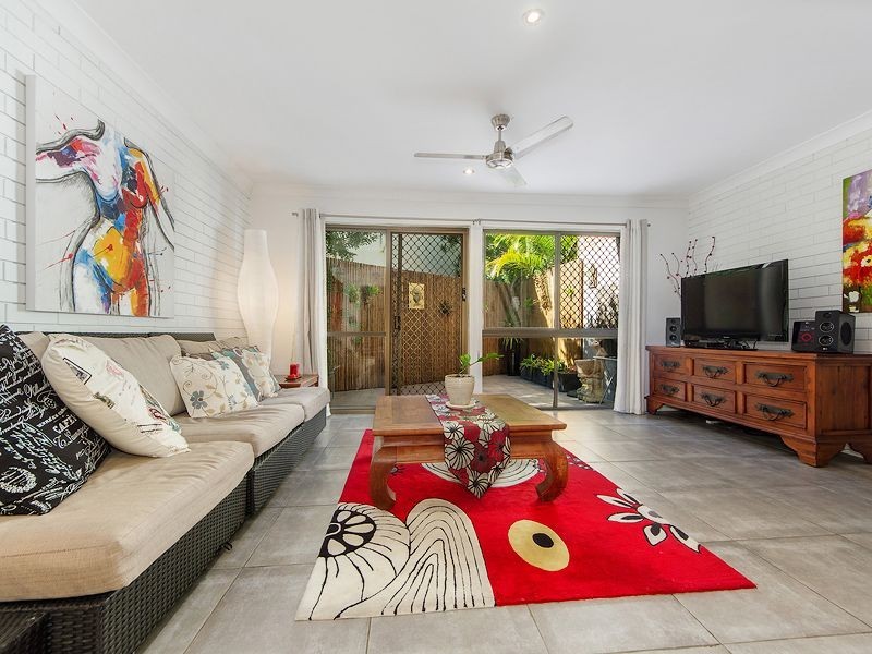 2/11 Orvieto Avenue, Mermaid Waters QLD 4218