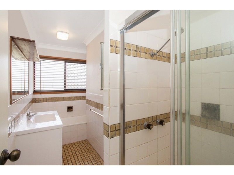 1/4 Shrike Court, Burleigh Waters QLD 4220
