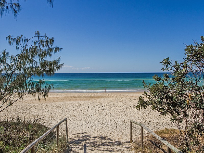 1/4 Shrike Court, Burleigh Waters QLD 4220