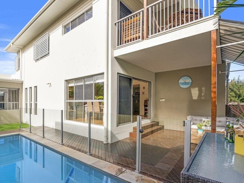 2/12 Nobby Parade, Miami QLD 4220