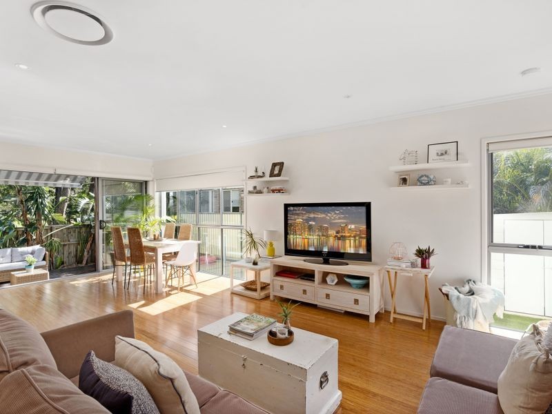 2/12 Nobby Parade, Miami QLD 4220