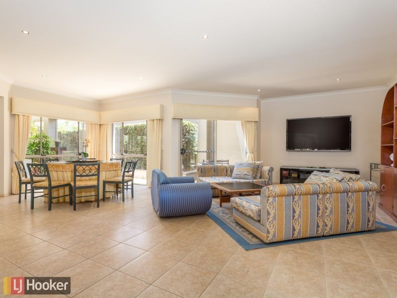 8 Pine Valley Dr, Robina QLD 4226